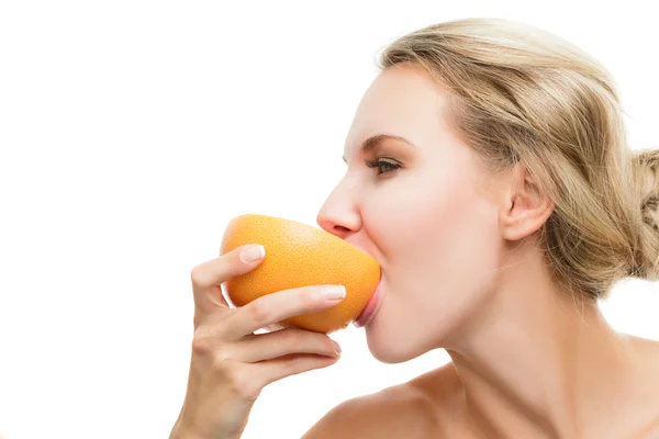 Ung flicka biter en saftig grapefrukt — Stockfoto
