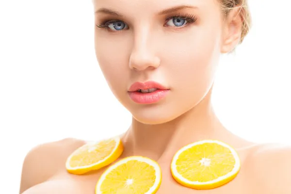 Mujer joven con naranja en sus manos — Foto de Stock