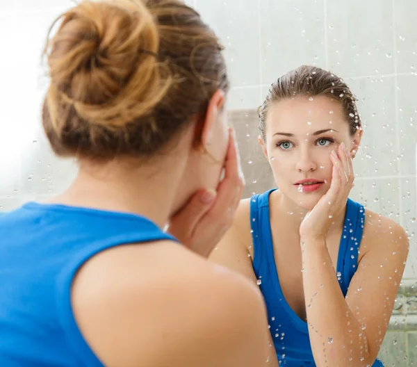 Junge Frau wäscht ihr Gesicht mit sauberem Wasser — Stockfoto