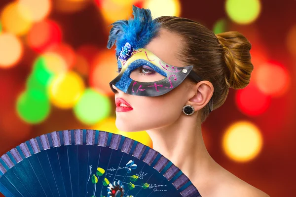 Mooie jonge vrouw in Venetiaanse carnaval masker — Stockfoto