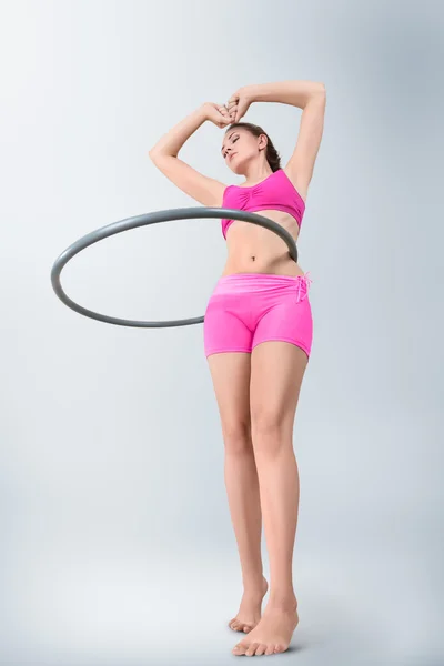 Genç kadın dönen hula hoop — Stok fotoğraf