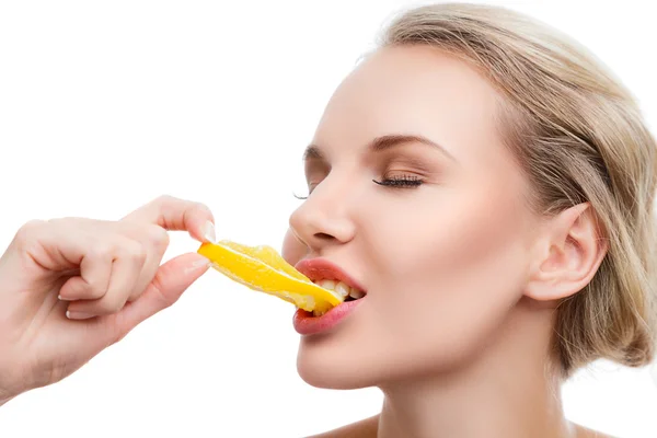 Young girl biting a juicy grapefruit — Stock Photo, Image