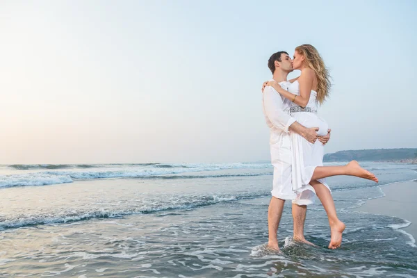Mutlu çifte bir plajda — Stok fotoğraf