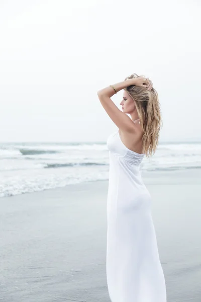 Kobieta w białej sukience — Zdjęcie stockowe