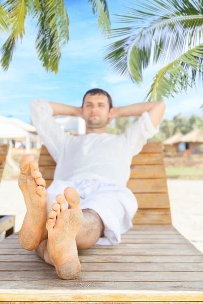 Uomo rilassante nella località tropicale — Foto Stock