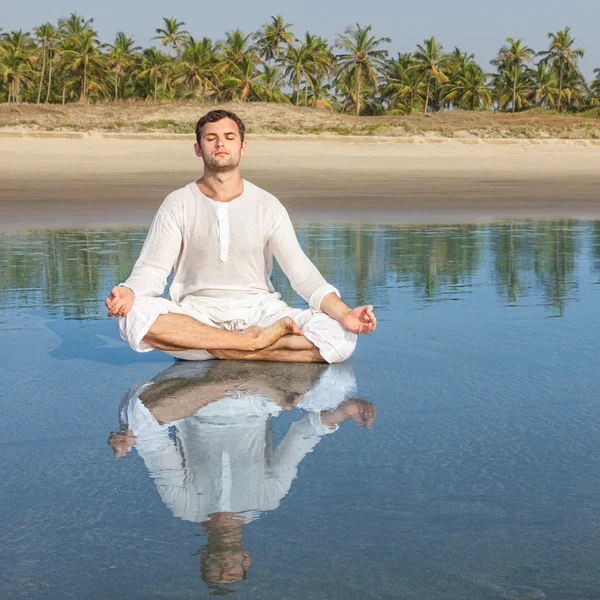 Homem meditando — Fotografia de Stock