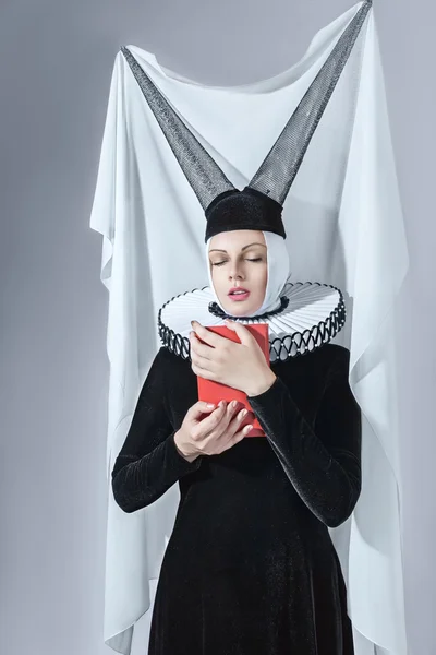 Mujer vestida de gótico — Foto de Stock