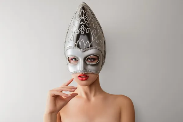 Krásná mladá žena v benátské karnevalové masce — Stock fotografie