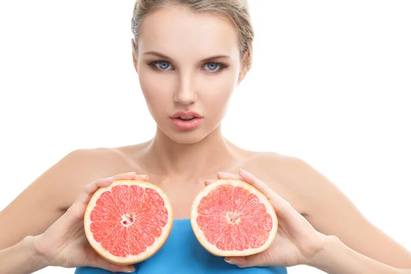 Młoda kobieta z pomarańczą w rękach — Zdjęcie stockowe