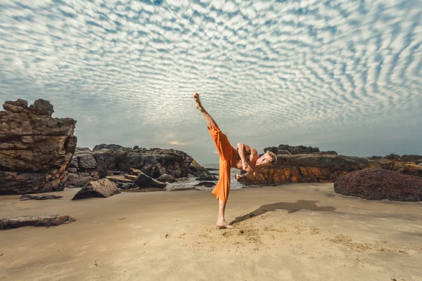 Jovem treinando artes marciais — Fotografia de Stock