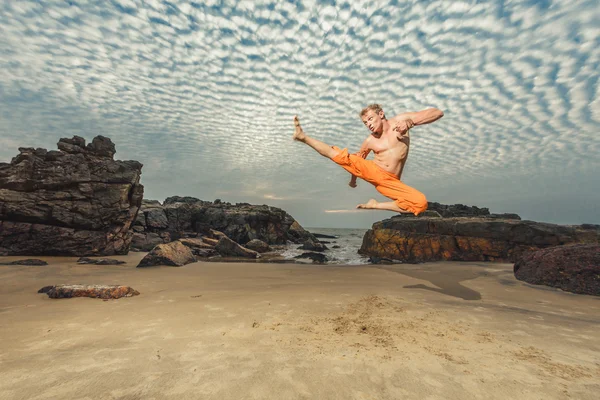 Joven entrenando artes marciales —  Fotos de Stock