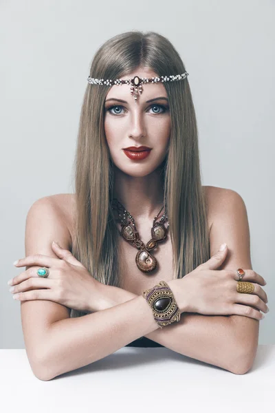 Jovem mulher de moda com jóias indianas — Fotografia de Stock