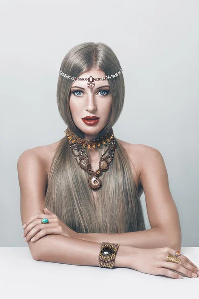 Jovem mulher de moda com jóias indianas — Fotografia de Stock