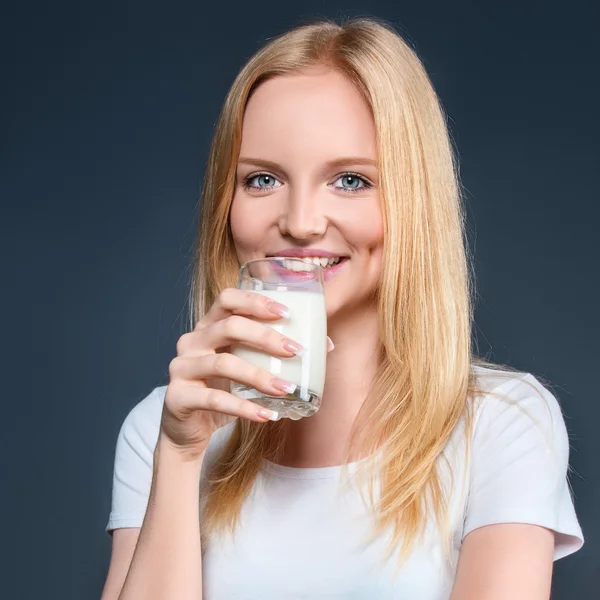 Mujer joven con leche —  Fotos de Stock