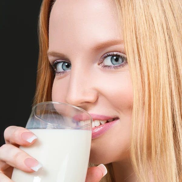 Jonge vrouw met melk — Stockfoto