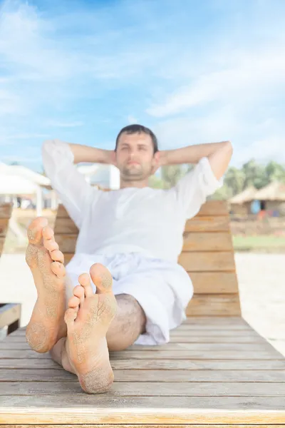 Man relaxing in tropical resort — Stock Photo, Image