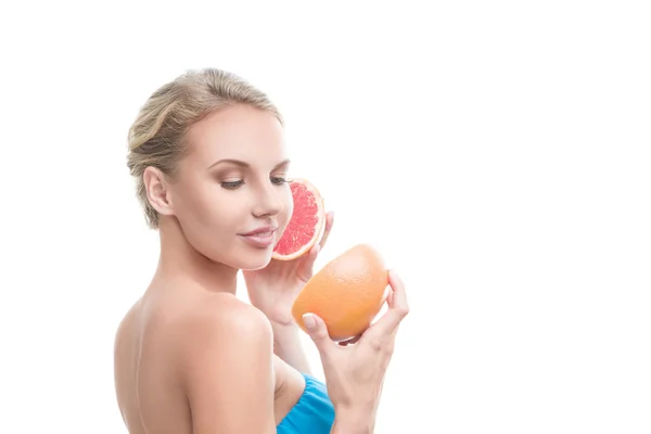 Junge blonde Frau mit Grapefruit — Stockfoto
