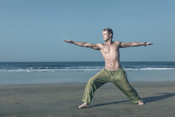 Man meditating in warrior pose — Stock Photo, Image