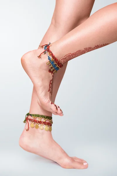 Mehendi geschilderd op de benen — Stockfoto