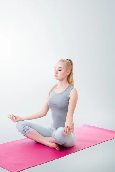 Frau meditiert in Lotusposition — Stockfoto