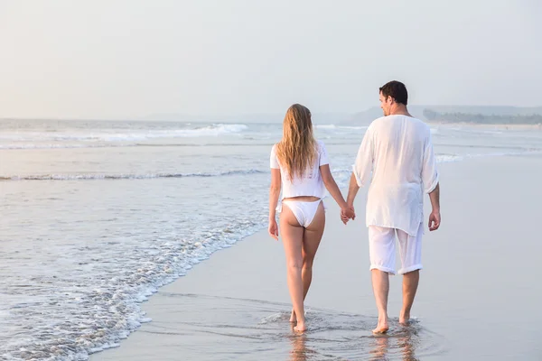 Pareja feliz en una playa — Foto de Stock