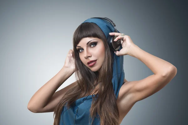 Девушка слушает музыку в наушниках — стоковое фото
