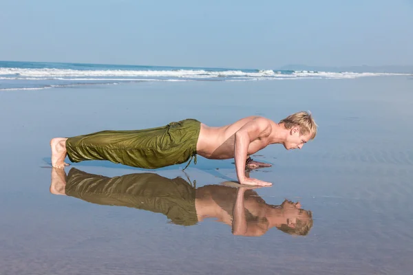 Joven haciendo flexiones —  Fotos de Stock