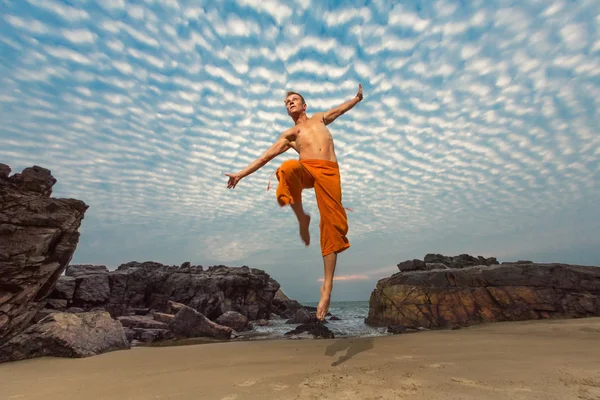 Joven salto de altura en la playa —  Fotos de Stock