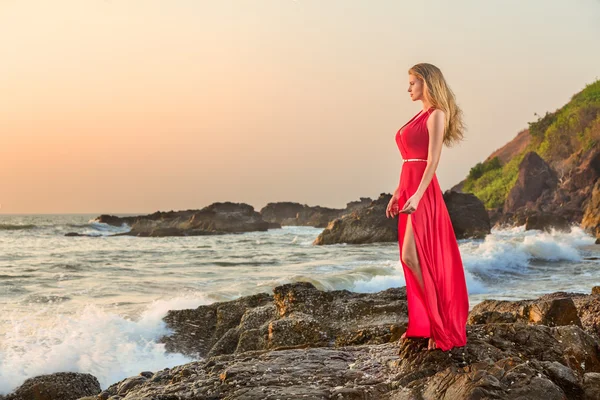 Mujer en vestido largo frente al mar — Foto de Stock