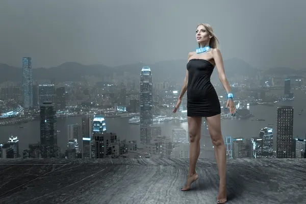 Mujer futurista en la ciudad nocturna — Foto de Stock