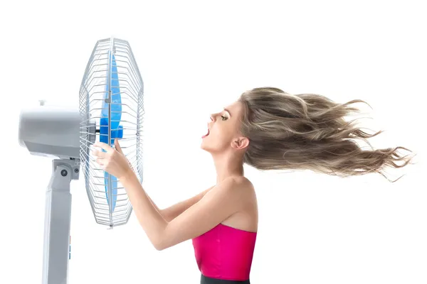 Jeune femme avec ventilateur refroidisseur — Photo