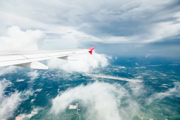 Samolot leciał nad chmury — Zdjęcie stockowe