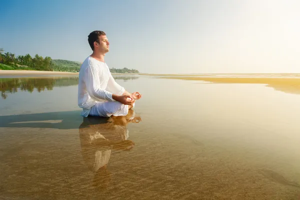 Homem meditando — Fotografia de Stock