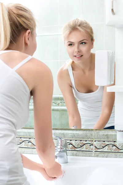 Junge Frau wäscht ihr Gesicht — Stockfoto