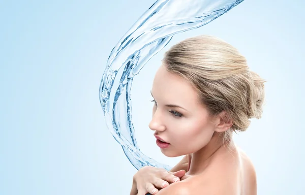 Giovane donna con spruzzi d'acqua — Foto Stock