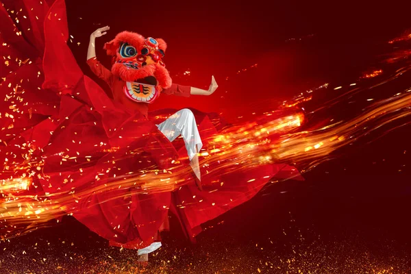 舞动的中国狮子 身着传统服装的年轻女子庆祝中国农历新年 — 图库照片