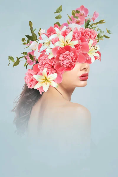 要約現代美術コラージュ花を持つ若い女性の肖像画 — ストック写真
