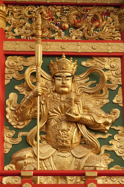 Tapınağı koruyan Buda heykelleri