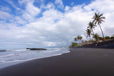 Renkli okyanus plajı. Sakin dalgaları, yumuşak kumlu plajı ve palmiyesi olan güzel bir sahil manzarası. Boş tropikal manzara, manzaralı ufuk. Endonezya 'daki Bali Adası.