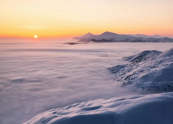 Invierno Hermoso Amanecer Alta Montaña Con Picos Blancos Como Nieve —  Fotos de Stock