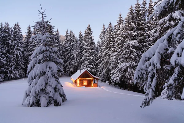 Lampy Zapalają Dom Godzinach Wieczornych Zimowy Krajobraz Drewniana Chatka Trawniku — Zdjęcie stockowe