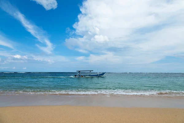 Barche Pesca Tradizionali Chiamate Jukung Sulla Spiaggia Sabbia Bianca Spiaggia — Foto Stock