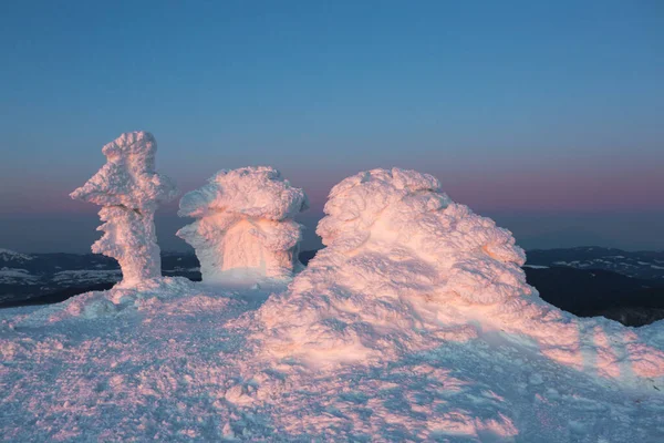 Kříž Zasněženém Trávníku Zimní Pozadí Krajina Vysokých Hor Přírodní Scenérie — Stock fotografie