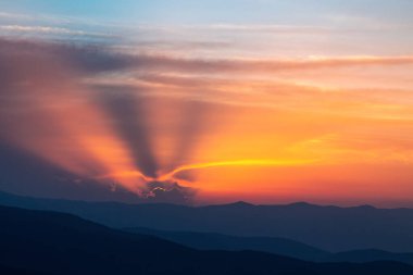 Gün doğumu. Bahar sabahı. Yüksek dağlı manzara. Sisli bir sabah. Panoramik manzara. Doğal bir manzara. Duvar kağıdı arka planı. Turistik bir yer Karpatya Parkı.