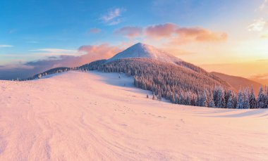 Kış. Gün doğumu. Karlı dağ zirvesiyle kaplı panoramik bir manzara. Güzel gökyüzü olan doğal manzara. Konum: Carpathian, Ukrayna, Avrupa.
