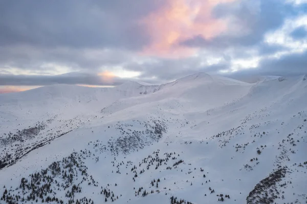 Natura Paesaggio Invernale Prato Coperto Neve Alte Montagne Con Cima — Foto Stock