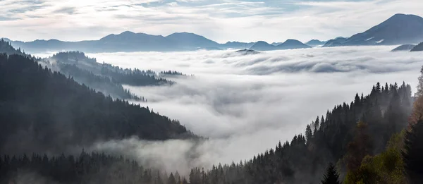 Krajobraz Wysokimi Górami Widok Panoramiczny Pola Łąki Pokryte Poranną Mgłą — Zdjęcie stockowe