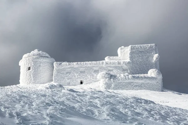 冬天的风景旧天文台被白雪覆盖的全景全景 高山秀丽的风景 多雾的天空 草坪上覆盖着白雪 墙纸雪白的背景 — 图库照片