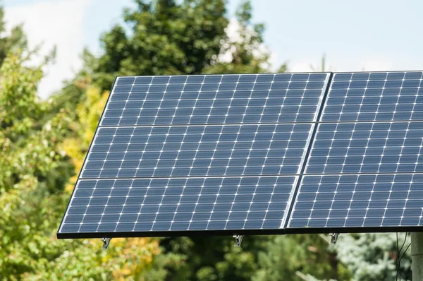 Energía Verde - Panel Solar Fotovoltaico con Árboles — Foto de Stock