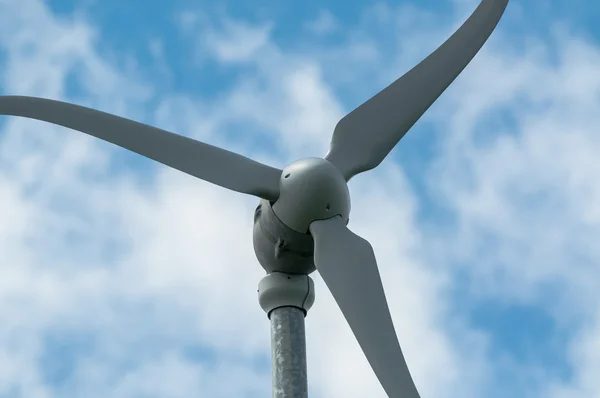 Зелена енергія - вітрових турбін проти неба — стокове фото
